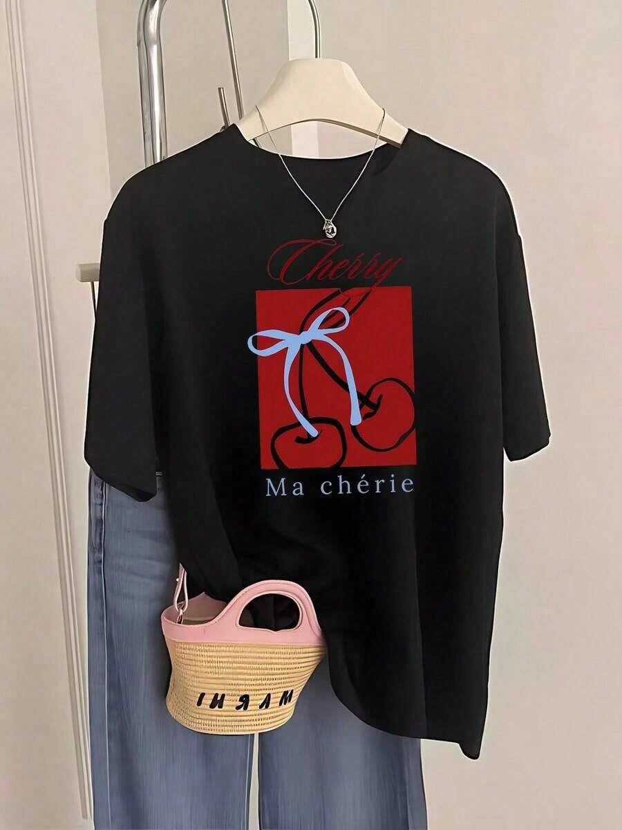 Camisetas de manga corta de talla grande para mujer, ideales para el verano y el uso diario, camisetas básicas, nueva camiseta de manga corta para mujer 2026 con estampados de cerezas, Ma Chérie, cerezas, romántica y dulce, diseño creativo, estampado, moda de verano, adecuada para fiestas y uso diario, transpirable y cómoda. - Negro - Ver 1