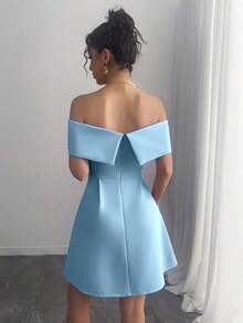 Vestido elegante y minimalista de unicolor con hombros descubiertos y ajustado a la cintura - Celeste - Ver 2
