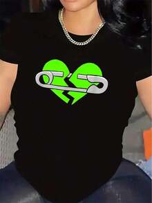 Women's Cartoon Print T-Shirt Featuring A Green Heart And Safety Pin Design. Made From Durable, Lightweight, And Comfortable Polyester Fabric, It's Suitable For Everyday Wear At Home, In The Office, Or In Restaurants And Other Casual Settings. The 100% Cotton Crew Neck Is A Summer Essential For Everyday Casual Wear. Suitable For Spring, Summer, And Autumn. - 黑色 - 查看 7
