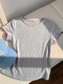 2026 Nueva Moda Camiseta Casual Versátil de Mujer con Cuello Redondo y Mangas Cortas, Contraste de Ribete, Top de Verano, Ropa de Primavera para Exteriores, Top Beige Casual Y2K - Gris Claro - Ver 4