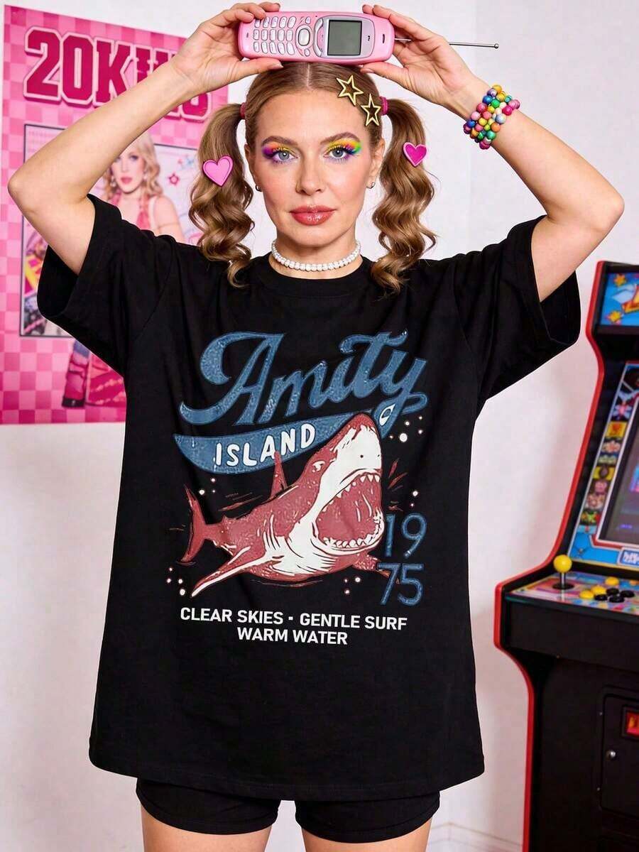 ropa de calor mujer Camiseta de manga corta con cuello redondo suave y casual de verano para mujer, estilo retro de cómic, tiburón, nostalgia de cineaficionados, estilo vintage de cómic, océano, sentimiento cultural clásico, tops para mujer, generación Z, tops, curva, tops de mujer, tops de verano, conjuntos de primavera, estilo callejero americano, casual deportivo, estilo unisex, estilo casual urbano, ropa de calle retro, subcultura, top negro, tops blancos.Negro - Negro - Ver 1