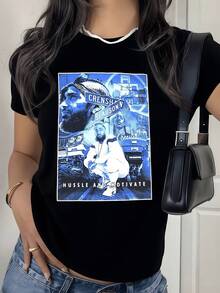 Escena urbana con calles iluminadas y autos clásicos que evocan la fuerza de los sueños y la motivación constante camiseta de mujer moderna y cómoda para uso casual - Negro - Ver 8