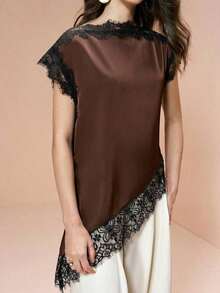 Blusa de mujer , de tela de piqué con lunares en blanco y negro, con empalme de encaje de unicolor y bajo asimétrico, elegante para citas y atuendos de verano - Café integral - Ver 5