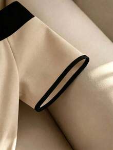 Blusa elegante y de moda para mujer, con diseño minimalista y versátil, con contraste de color negro y blanco, decoración de hebilla metálica y volantes en el bajo, para el verano - Camel - Ver 4