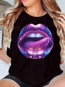 Camiseta de manga corta para mujer con cuello redondo y estampado de labios brillantes en 3D, top casual de verano. - Negro - Ver 7