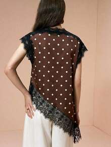 Blusa de mujer , de tela de piqué con lunares en blanco y negro, con empalme de encaje de unicolor y bajo asimétrico, elegante para citas y atuendos de verano - Marrón Chocolate - Ver 6