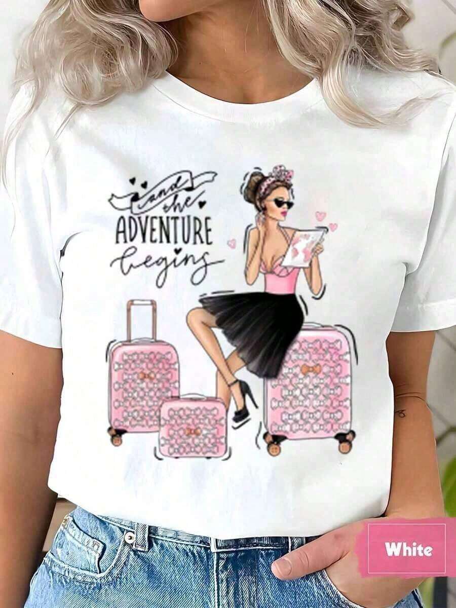 Camiseta de manga corta para mujer con estampado de "La aventura de viaje comienza con una chica y maletas", cuello redondo, regalo de vacaciones, 220g, camisetas unisex de gran tamaño, cami - Blanco - Ver 1