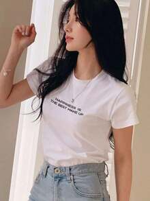Camiseta de manga corta de verano con cuello redondo y estampado de  para mujer, con el eslogan "LA FELICIDAD ES EL MEJOR MAQUILLAJE". - Blanco - Ver 8
