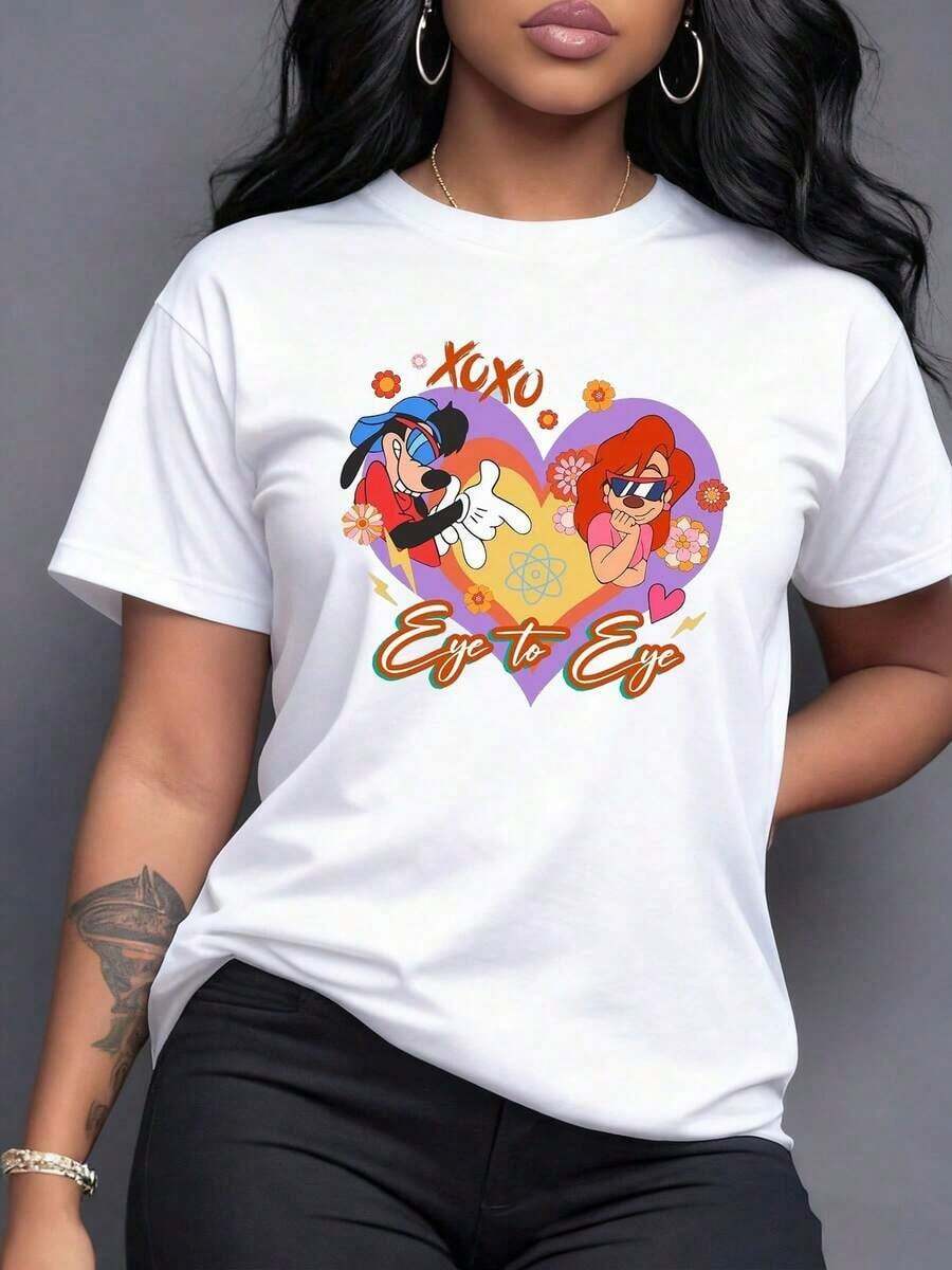 Corazón colorido con pareja divertida rodeada de flores que simbolizan amor alegre y energía positiva camiseta para mujer casual moderna y cómoda para uso diario,Camiseta de mujer elegante. - Blanco - Ver 1