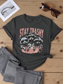 Camiseta gráfica ajustada para mujer con eslogan en inglés e impresión de mapache adorable, top casual de manga corta, camisetas gráficas de verano para mujeres - Gris Oscuro - Ver 1