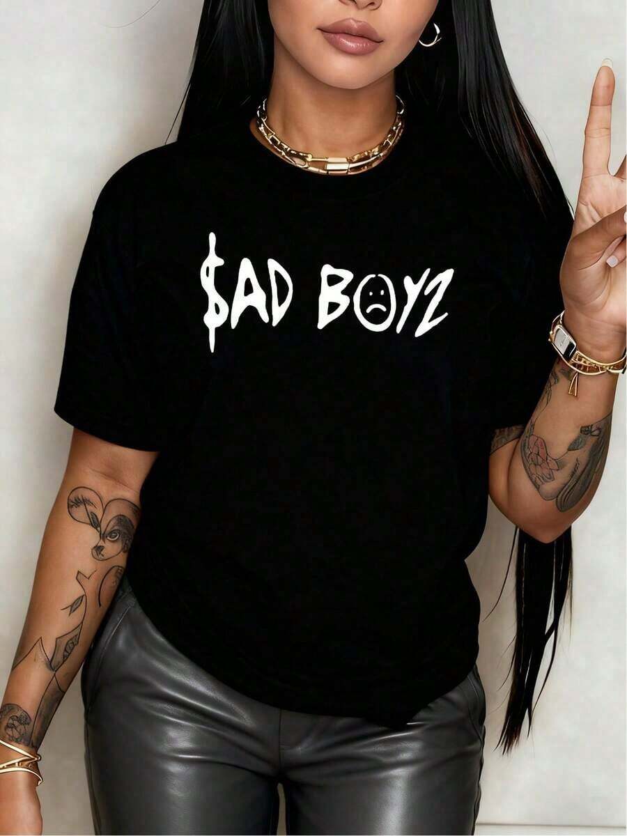 Top mujerLetras SAD BOYZ" con una estrella, expresa rebeldía y actitud audaz.Camiseta para mujer de 100% algodón suave y cómoda ideal para un look moderno y desenfadado. 2026 - Negro - Ver 1