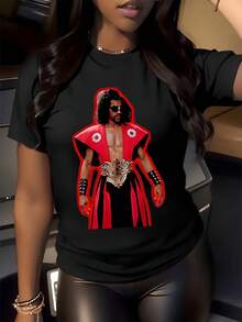 Figura poderosa de guerrero con atuendo rojo brillante que simboliza fuerza valentía y energía interior combinada con detalles dorados que representan el triunfo y la confianza camiseta de mujer moderna y vibrante para uso diario - Negro - Ver 8