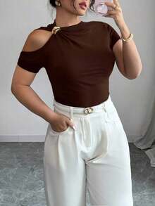 Camiseta de mujer de talla grande con decoración metálica y hombros descubiertos, para verano - Marrón - Ver 5