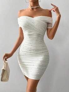 Vestido mini ajustado de mujer con hombros abiertos, manga corta, abalorios y drapeado - Blanco - Ver 6