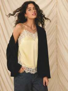 -E Elegante conjunto de vacaciones para mujer con top de tirantes finos, ajuste ceñido, de satén beige con ribete de encaje - amarillo ganso - Ver 5