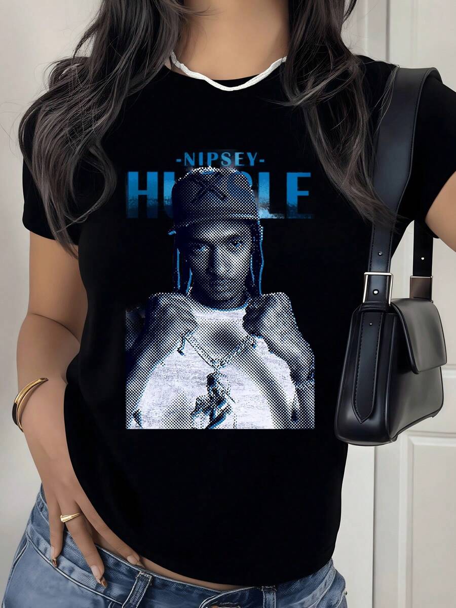 Figura simbólica que refleja fuerza interior y espíritu urbano con efecto visual en tonos azules y blancos evocando energía y confianza camiseta de mujer casual moderna cómoda para uso diario - Negro - Ver 1