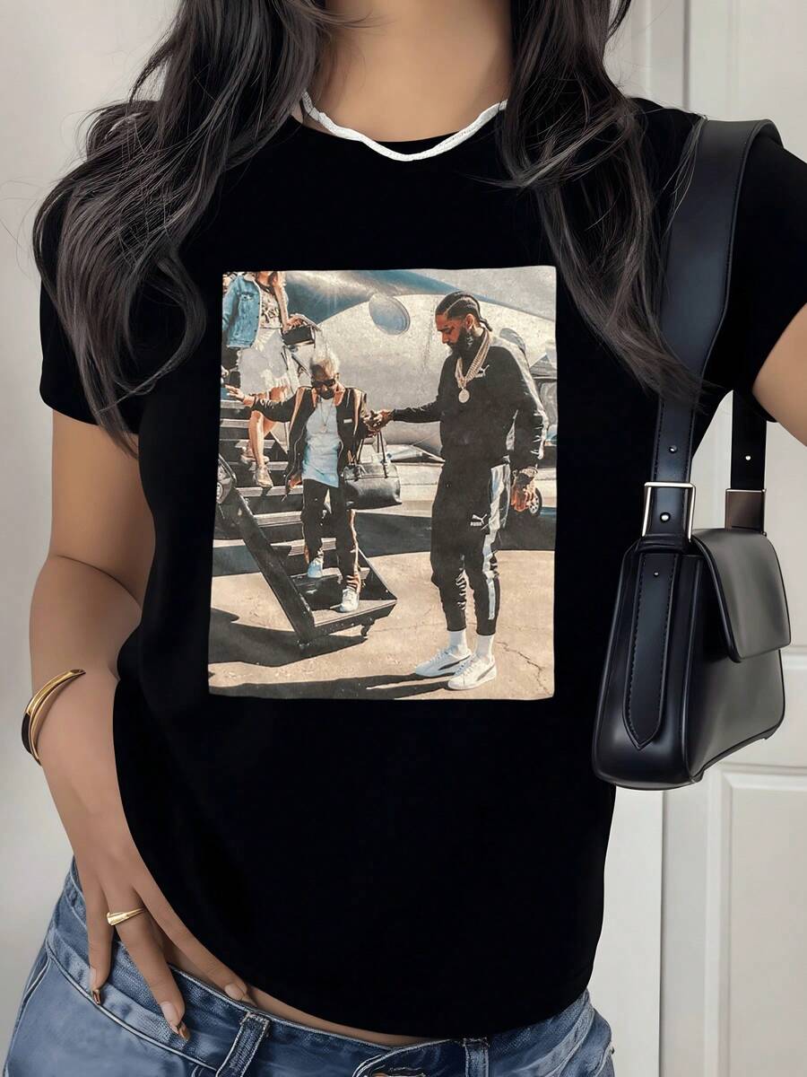 Escena urbana que muestra el espíritu de confianza y éxito con personas compartiendo un momento de lujo junto a un avión reflejando libertad y ambición camiseta de mujer casual moderna para uso diario - Negro - Ver 1
