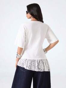 Camiseta de mujer de unicolor con cuello redondo, hombros caídos, manga corta, parche de encaje, bajo irregular con volantes - Blanco 2 - Ver 2