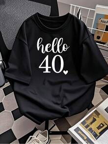 Short Sleeves. The Print Features The Phrase "Hello 40" In Elegant Typography And A Small Heart, Conveying Joy, Celebration, And Confidence In This New Stage Of Life, Showcasing A Positive And Modern Attitude. This Women's T-Shirt Is 100% Cotton, Comfortable And Soft, Ideal For Birthdays Or Special Gifts. Leisure. - 黑色 - 查看 2