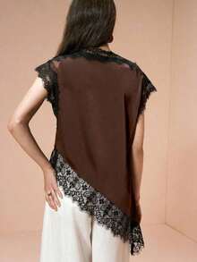 Blusa de mujer , de tela de piqué con lunares en blanco y negro, con empalme de encaje de unicolor y bajo asimétrico, elegante para citas y atuendos de verano - Café integral - Ver 6