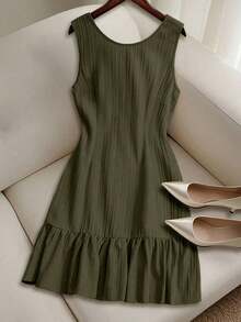 Vestido casual mini de mujer con tirantes de amarre, espalda descubierta, sin mangas, corte evasé y dobladillo con volantes - Verde militar - Ver 1