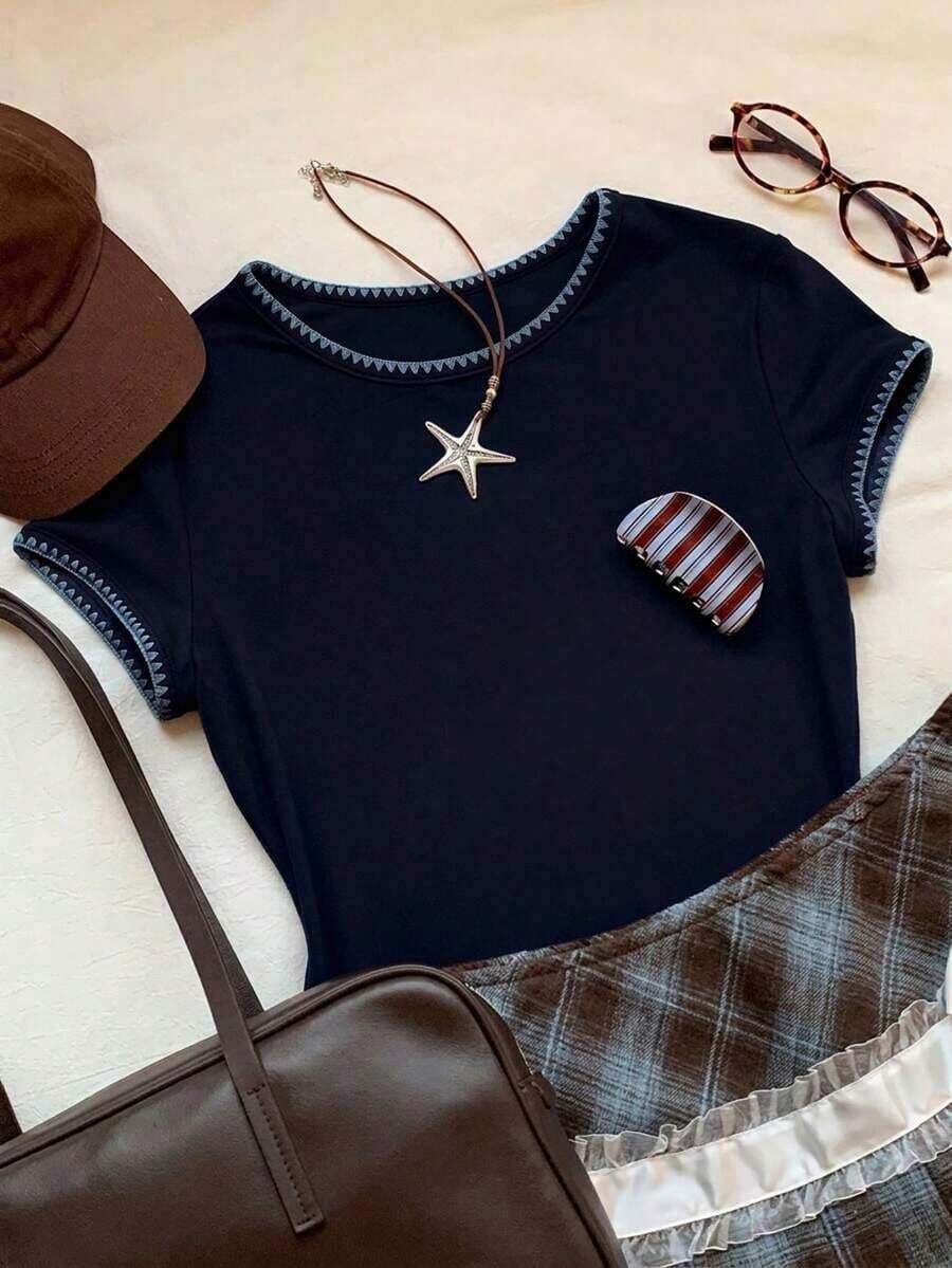 2026 Nueva Moda Camiseta Casual Versátil de Mujer con Cuello Redondo y Mangas Cortas, Contraste de Ribete, Top de Verano, Ropa de Primavera para Exteriores, Top Beige Casual Y2K - Azul marino - Ver 1