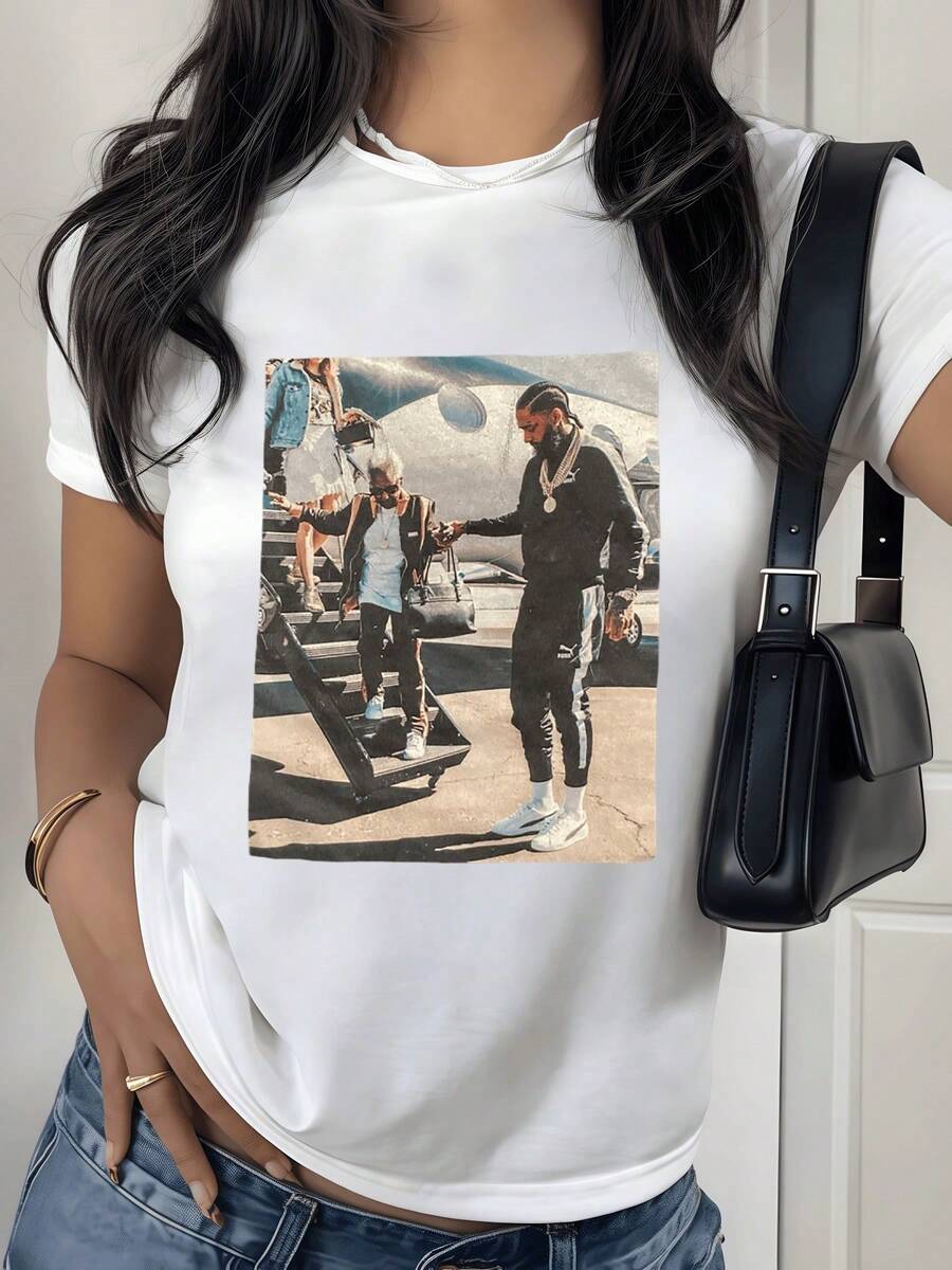 Urban Scene Showcasing The Spirit Of Confidence And Success, With People Sharing A Luxurious Moment Next To An Airplane, Reflecting Freedom And Ambition. Modern Casual Women's T-Shirt For Everyday Wear. - 白色 - 查看 1