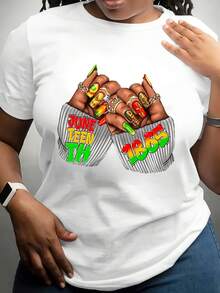 Camiseta de manga corta con cuello redondo para mujer de talla, diseñpara celebrar el Mes de la Historia Negra, con un vibrante motivo de manos que muestra uñas y anillos coloridos, junto con la fecha 19 de junio - Camiseta unisex de algodón holgada de estilo vintage urbano. - Blanco - Ver 1
