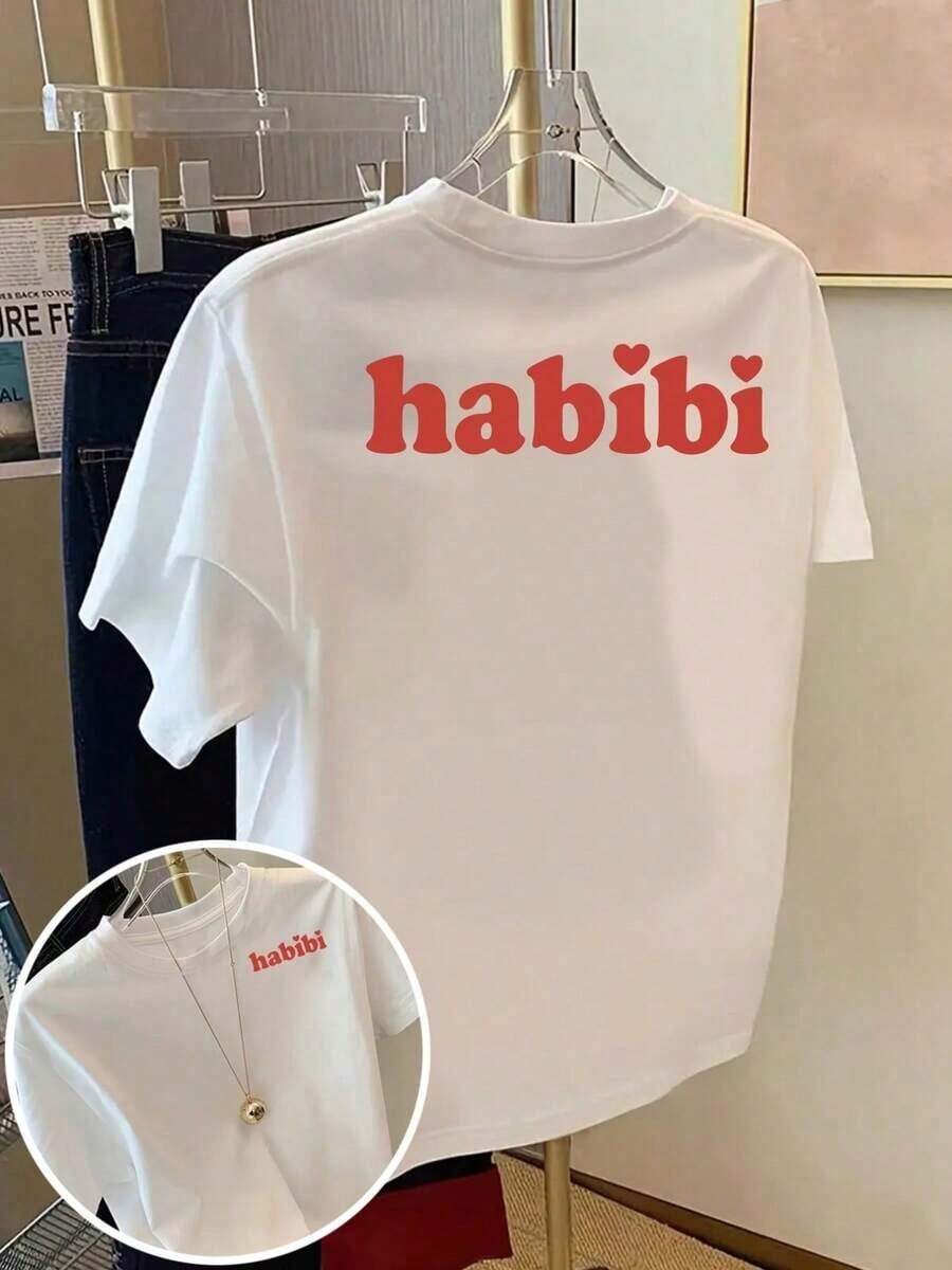 Camisa Casual de Mujer con Paneles Frontal y Trasero - Camisa de Cuello Redondo con Estampado de Dibujos Animados Habibi y Detalles de Apliques, Corte Regular, Manga Corta, Modelo GWP0 - Blanco - Ver 1