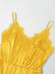 Vestido de verano de mujer de longitud media con cuello en V sin mangas, efecto decorativo con volantes en el cuello, cintura en línea A, bajo asimétrico con abertura, tela de punto jersey, diseño ajustado y sexy para uso diario - Amarillo - Ver 5