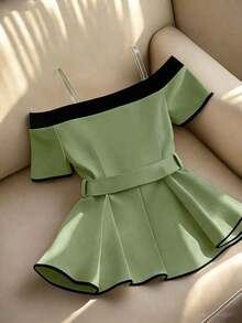 Blusa elegante y de moda para mujer, con diseño minimalista y versátil, con contraste de color negro y blanco, decoración de hebilla metálica y volantes en el bajo, para el verano - Verde militar - Ver 2