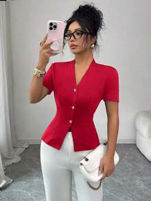 Camiseta de mujer de manga corta con cuello en V y botones metálicos de unicolor - Rojo - Ver 4