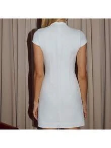 Vestido corto monocolor elegante de dama, cuello alto con botones de qipao y calados en forma de gota, corte entallado en cintura, diseño versátil y refinado. - Blanco - Ver 4