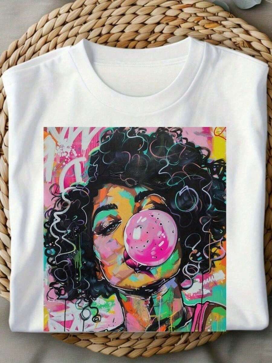 Camiseta de Arte Urbano Vintage Afroamericana para Mujer - Diseño Gráfico Atrevido, Cabello Rizado y Diseño de Chicle - Camiseta Casual Suave para Uso Diario - Regalo de Ropa Cultural para Mujer - Tela No Transparente, Moda Urbana, Estampado Vibrante, Ajuste Cómodo, Top Elegante, Entusiasta de la Moda 2026 - Camiseta Vintage de Estilo Urbano Unisex de Algodón, Manga Corta, Cuello Redondo, Corte Holgado. blusas.blusas casuales para dama. - Blanco - Ver 1