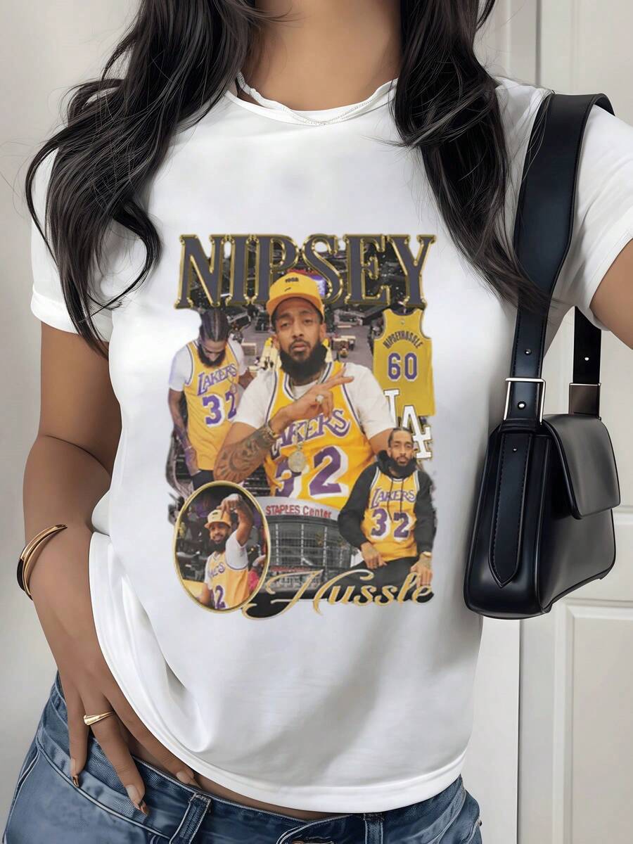 Jugadores con camisetas deportivas en tonos morado y dorado celebrando unidad y pasión por el baloncesto urbano junto a símbolos luminosos y palabras inspiradoras camiseta de mujer moderna casual cómoda para uso diario - Blanco - Ver 1