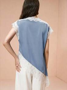 Blusa de mujer , de tela de piqué con lunares en blanco y negro, con empalme de encaje de unicolor y bajo asimétrico, elegante para citas y atuendos de verano - Celeste - Ver 3