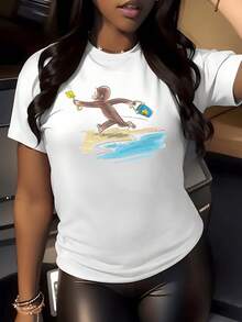Mono alegre jugando en la playa con cubeta azul y pala amarilla simbolizando diversión libertad y energía veraniega camiseta de mujer casual cómoda y moderna ideal para uso diario - Blanco - Ver 5