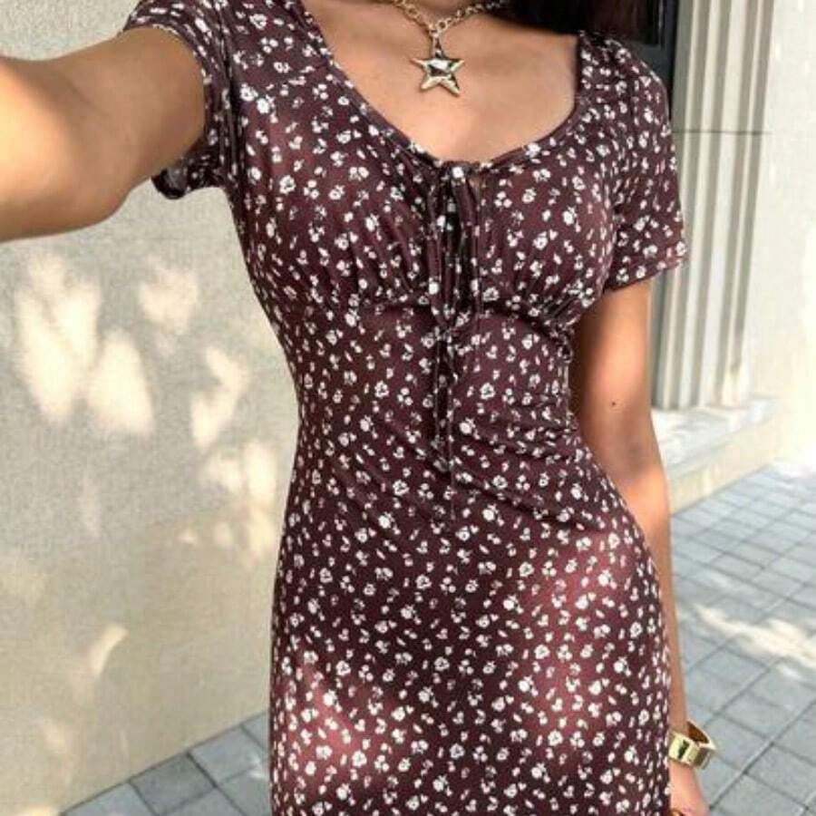 SunnyBelle Women's Ditsy Floral Fitted Casual Mini Dress For Vacation. - Café integral - Ver 1