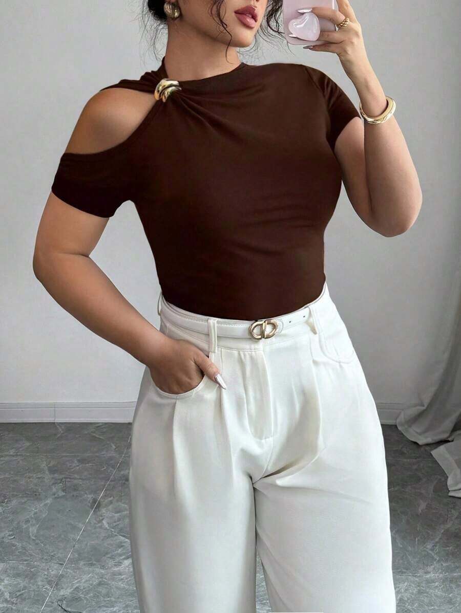 Camiseta de mujer de talla grande con decoración metálica y hombros descubiertos, para verano - Marrón - Ver 1