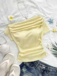 Camiseta corta de manga corta con cuello asimétrico, cintura fruncida y tejido jacquard acanalado amarillo, moda primavera/verano para mujeres, estilo minimalista y elegante para maestros/estudiantes, versátil para uso casual, citas y uso diario - Amarillo - Ver 1