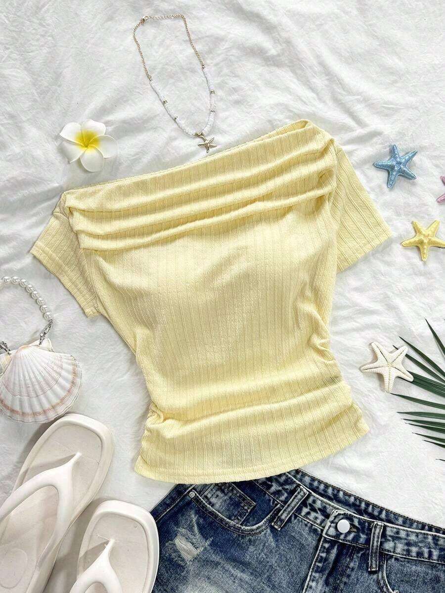 Camiseta corta de manga corta con cuello asimétrico, cintura fruncida y tejido jacquard acanalado amarillo, moda primavera/verano para mujeres, estilo minimalista y elegante para maestros/estudiantes, versátil para uso casual, citas y uso diario - Amarillo - Ver 1