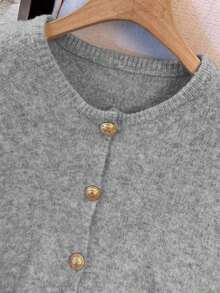 1 pieza Chaleco de punto de mujer minimalista de unicolor con botón de metal suave, parte superior casual versátil, suéter de moda de cuello redondo - Gris - Ver 3
