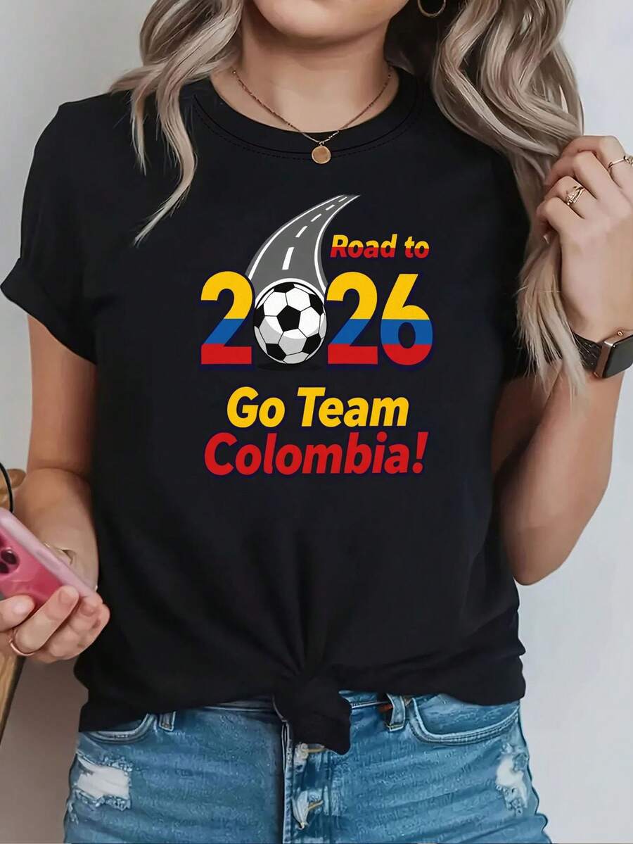 Camiseta de manga corta con cuello redondo, estilo casual, de edición limitada para mujer, con estampado de aficionados, diseñespecialmente para el equipo colombiano de la Copa Mundial 2026. Su ajuste cómodo adecuado para actividades, compras, regalos navideños y reuniones con amigos, Día Nacional, eventos comunitarios, eventos para aficionados y uso diario. Algodón ligero. - Negro - Ver 1