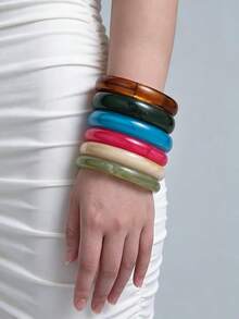 Bộ 6 vòng tay nhựa tối giản nhiều màu sắc mùa hè, thích hợp cho nữ đeo nhiều lớp. Có cả kiểu dáng mảnh và rộng, với các màu hổ phách, hồng tươi, xanh hồ và be vỏ sò. Lý tưởng cho đi làm hàng ngày, trang phục thường ngày, kỳ nghỉ, tiệc tùng và làm quà tặng. - Nhiều màu - Xem 9