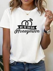 T-Shirt Featuring A Diamond Wedding Ring Design, Accompanied By The Words "WE ARE ON OUR HONEYMOON," Conveying The Sweet Happiness Of The Newlyweds' Honeymoon With A Simple And Elegant Design. White Short-Sleeved Crew Neck T-Shirt With Print - Machine Washable, Casual Style, Comfortable Fit, Modern Design, Versatile For Everyday Wear, Soft Fabric, Fashionable Style. - 白色 - 查看 1