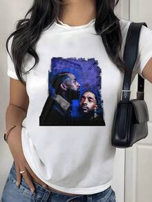 Retrato urbano con luces azules que transmite fuerza interior y espíritu contemporáneo sobre fondo artístico y textura visual profunda camiseta de mujer casual moderna - Blanco - Ver 1