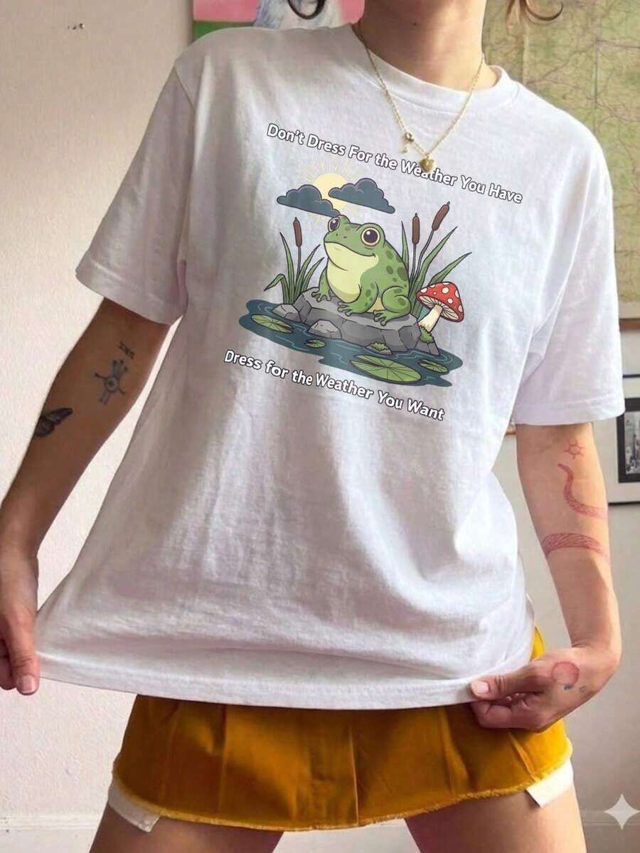 1 unidad con envío gratis. Camiseta con un diseño de ranas, setas y nubes de sol en un estanque. Vístete no para el clima actual, sino para el clima que deseas. Adecuado para salidas informales, amantes de la naturaleza y aquellos que buscan una declaración de moda interesante. 2026-Ropa para conciertos, Ropa para vacaciones en la playa para mujer, Ropa linda 100% algodón - Blanco - Ver 1