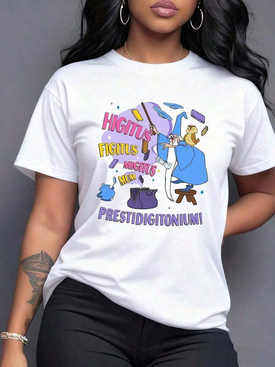Palabras mágicas que evocan un hechizo divertido con un mago lanzando objetos al aire y colores vibrantes que transmiten energía positiva camiseta para mujer moderna y cómoda para uso diario,Camiseta de mujer elegante. - Blanco - Ver 1