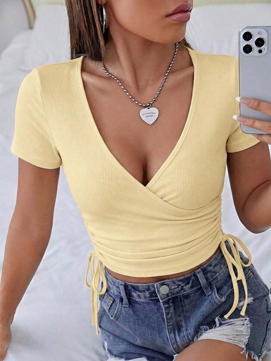 Camiseta ajustada de manga corta con cuello en V y fruncido de unicolor - Amarillo claro - Ver 1