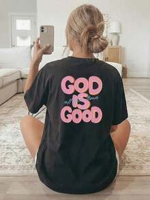Camisetas de verano de manga corta para mujer, con estampado de doble cara en la parte delantera y trasera, mangas cortas y cuello redondo. Presenta una impresión tridimensional en rosa de la frase "GOD IS GOOD". Hechas de tela transpirable y lavable a máquina, adecuadas para comodidad durante todo el año. Camisetas gráficas para mujer 100% algodón. - Negro - Ver 3